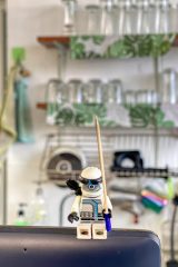 97电影网院线动作大片封面，英雄人物站在爆炸背景前，画面震撼